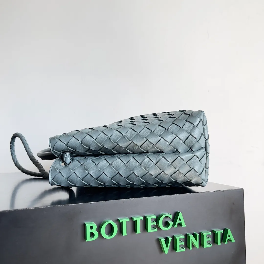 The 2023 new Andiamo batch of 2260 BV has been shipped‼ ️Really popular🔥The new Andiamo woven handbag launched by Bottega Veneta this season is really popular all over the world! ! Celebrities at home and abroad have worn it, and Oscar-winning actress Michelle Yeoh has taken it out on the street. Song Jia, Trai Yara, Yu Feihong, Sanji Ayaka, Rosie Hunting-Whiteley, Yoshioka Riho, etc. have all picked up this bag. It is classic and versatile, showing off its temperament, and the bag capacity is also large, which is very convenient for daily commuting! ! A variety of carrying methods, the shoulder straps can be adjusted by yourself, the original lambskin feels soft and delicate, and the unisex style breaks the gender boundaries and brings a more practical and long-lasting use experience. Andiamo, which has both elegant and casual styles, perfectly interprets the true appearance of "fashionable old money style". Style number: 743572 Size: 32*24*12